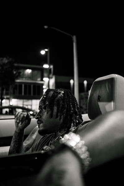 穿格子衬衫的男人的灰度照片